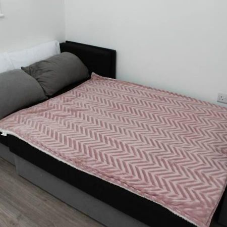 הוילה Newly Refurbished 3 Bed 2.5 Bath House In Staines מראה חיצוני תמונה