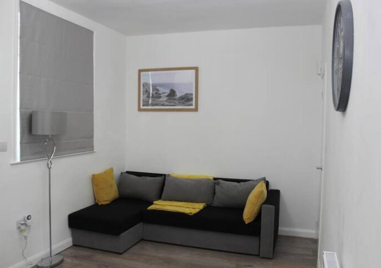 הוילה Newly Refurbished 3 Bed 2.5 Bath House In Staines מראה חיצוני תמונה