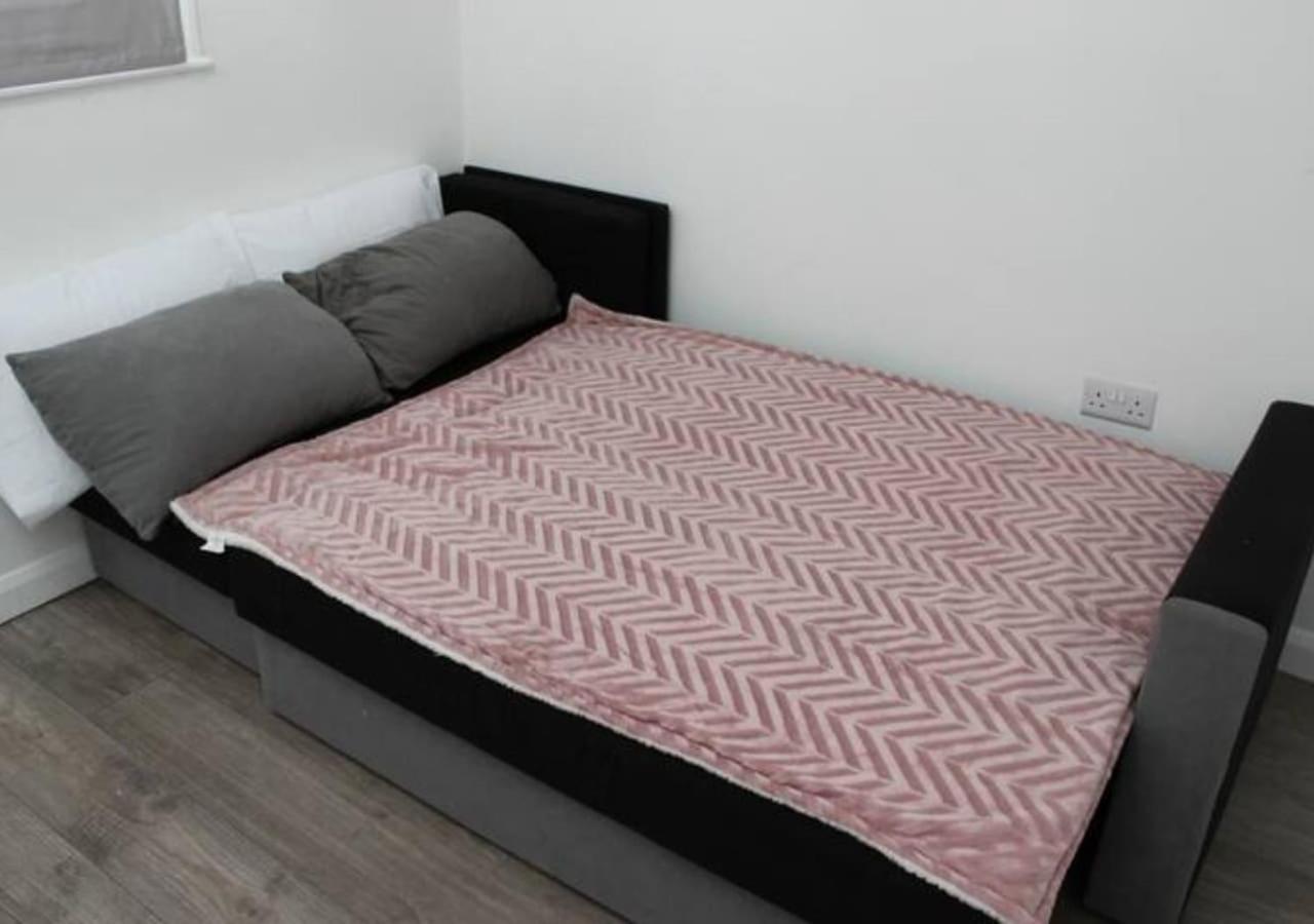 הוילה Newly Refurbished 3 Bed 2.5 Bath House In Staines מראה חיצוני תמונה