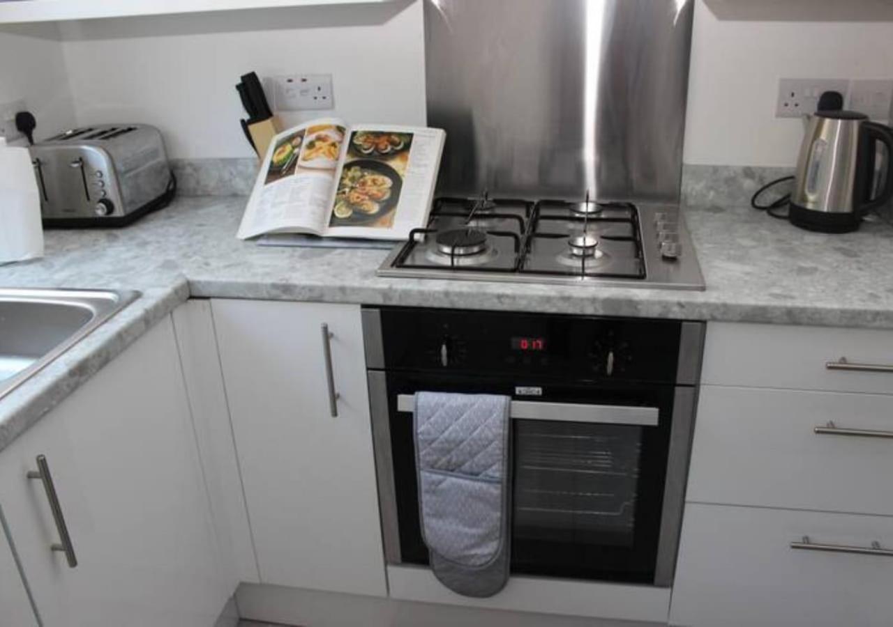 הוילה Newly Refurbished 3 Bed 2.5 Bath House In Staines מראה חיצוני תמונה