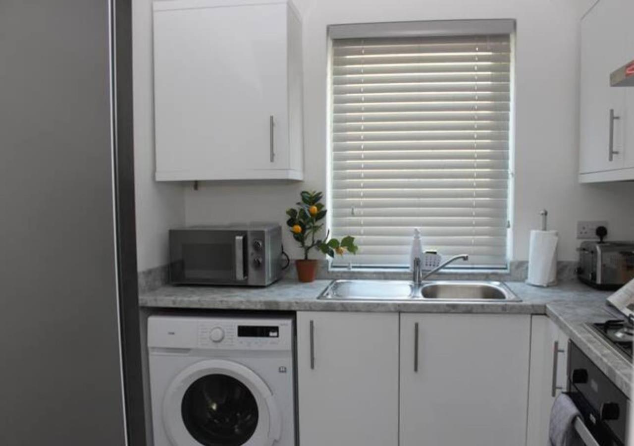 הוילה Newly Refurbished 3 Bed 2.5 Bath House In Staines מראה חיצוני תמונה