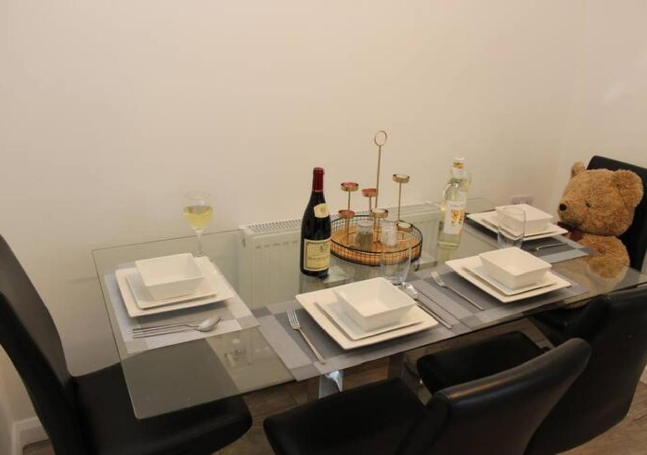 הוילה Newly Refurbished 3 Bed 2.5 Bath House In Staines מראה חיצוני תמונה