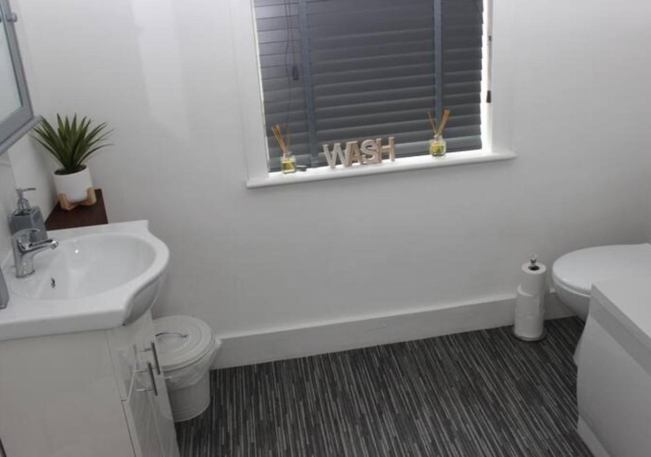 הוילה Newly Refurbished 3 Bed 2.5 Bath House In Staines מראה חיצוני תמונה